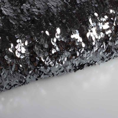 Mesh-Stoff mit silbernen Tropfen