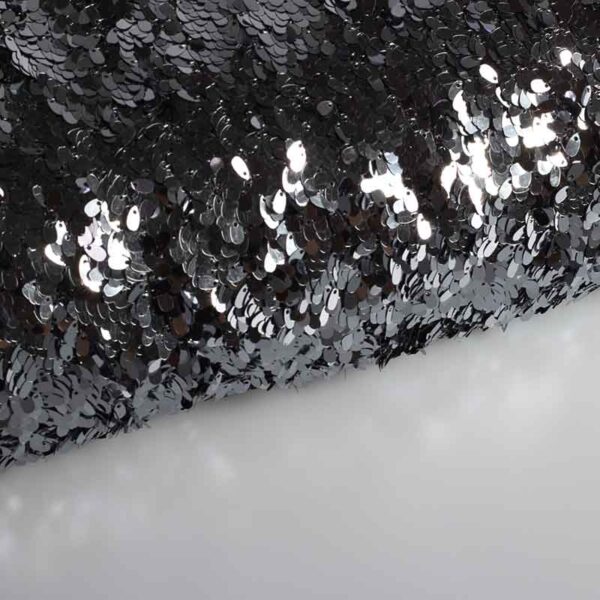 Mesh-Stoff mit silbernen Tropfen